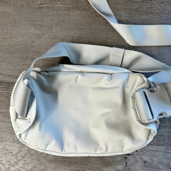 Lululemon Wunderlust Belt Bag 1.8 L Light Grey - Picture 3 of 6
